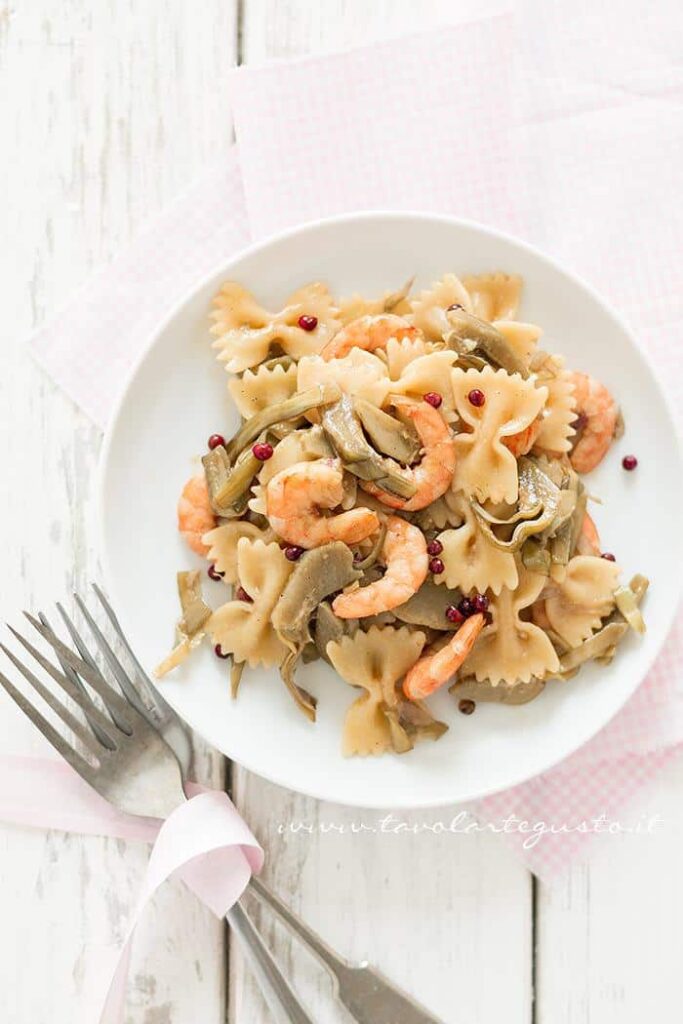 Pasta risottata con carciofi gamberi e pepe rosa