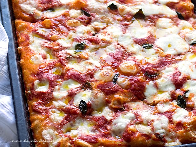 Pizza in teglia: Ricetta semplice e soffice (Tutti i segreti)