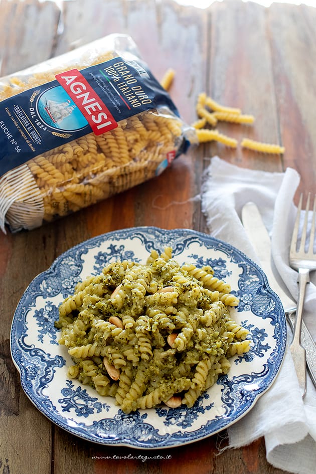 Pasta con broccoli cremosa e saporita (Ricetta veloce)