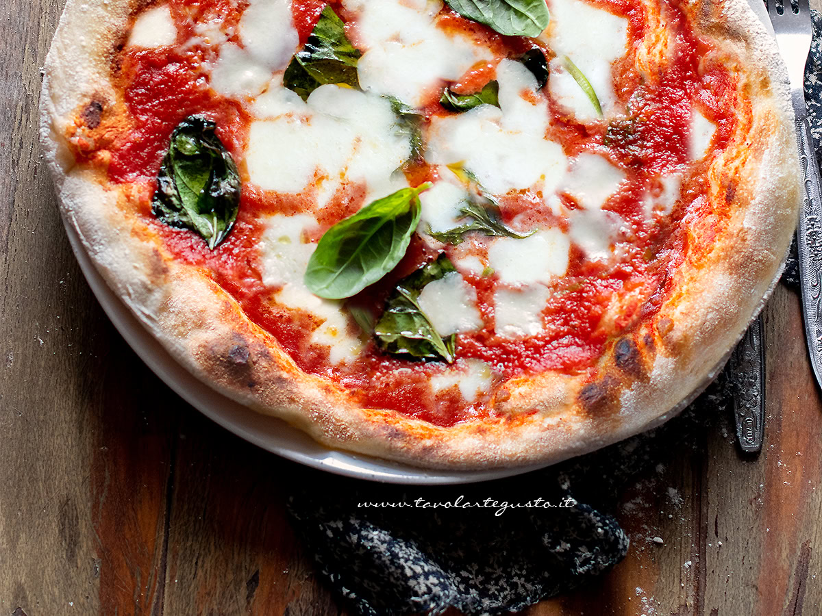 Pizza napoletana: la Ricetta originale passo passo per farla in casa