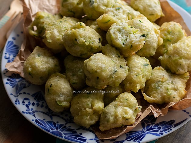 Frittelle Di Zucchine Croccanti E Dorate La Ricetta Facile E Veloce