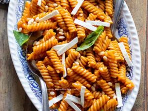 Pasta Integrale Con Crema Di Peperoni, Ricotta Salata E Pinoli (deliziosa!)