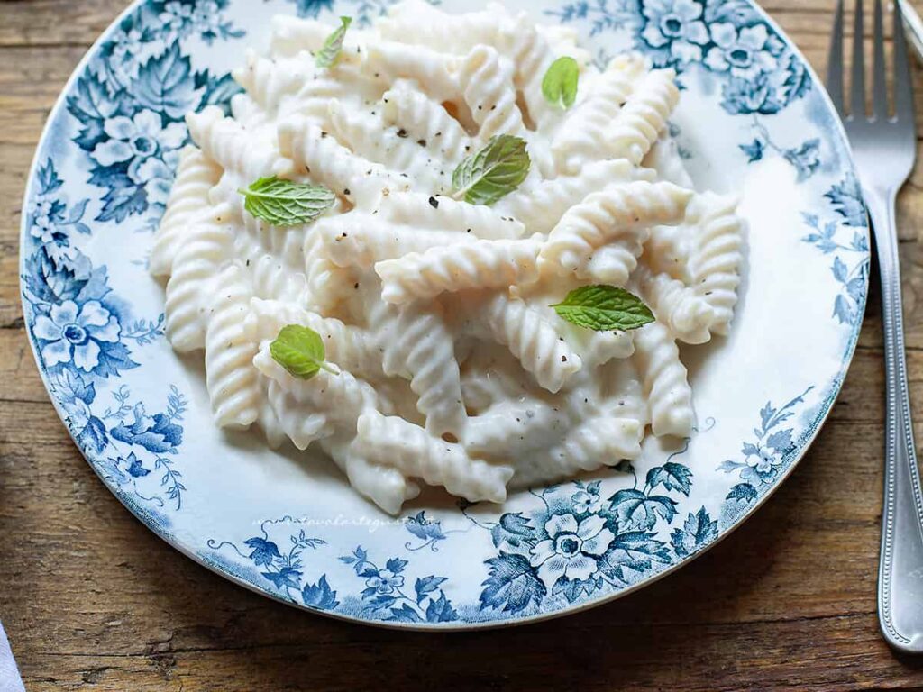 Pasta con ricotta (cremosa e saporita) Ricetta in 15 minuti e varianti!