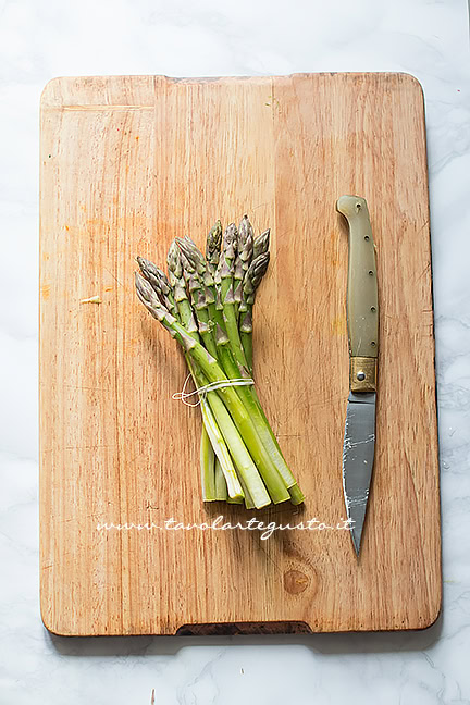 legare gli asparagi per la cottura