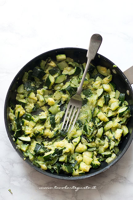 zucchine in padella per polpettone di zucchine