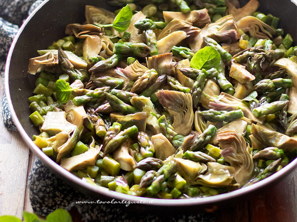 carciofi e asparagi in padella