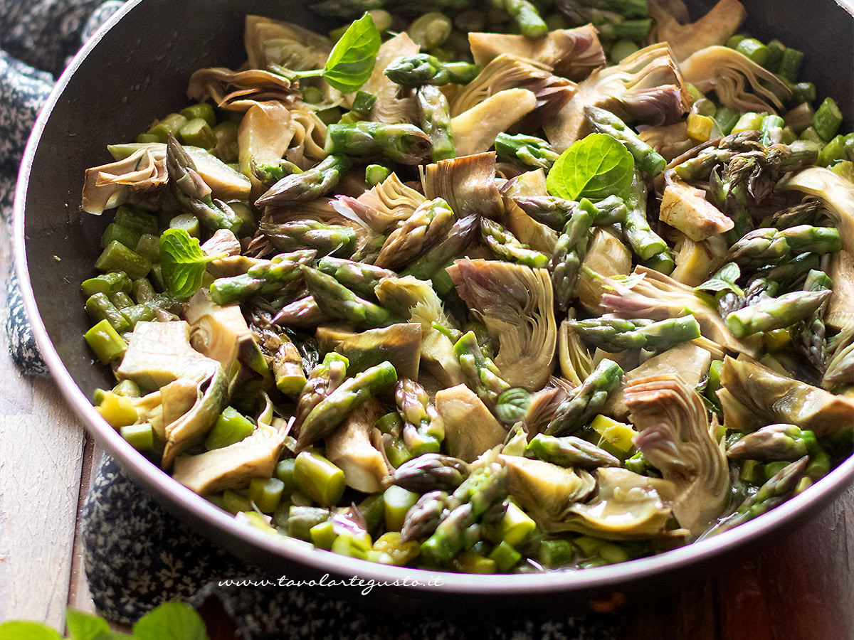 Carciofi e asparagi in padella (semplici, veloci, saporiti)