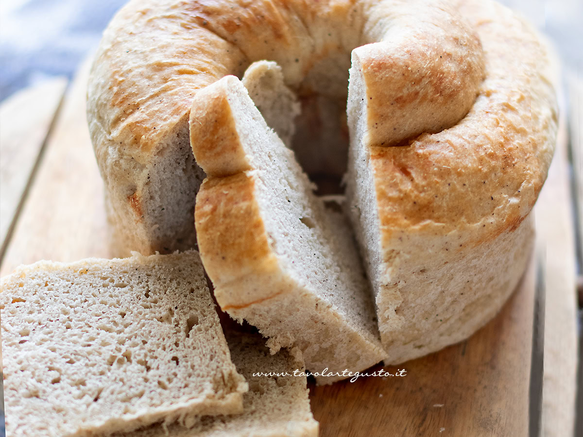 Casatiello sugna e pepe: L’antica Ricetta povera