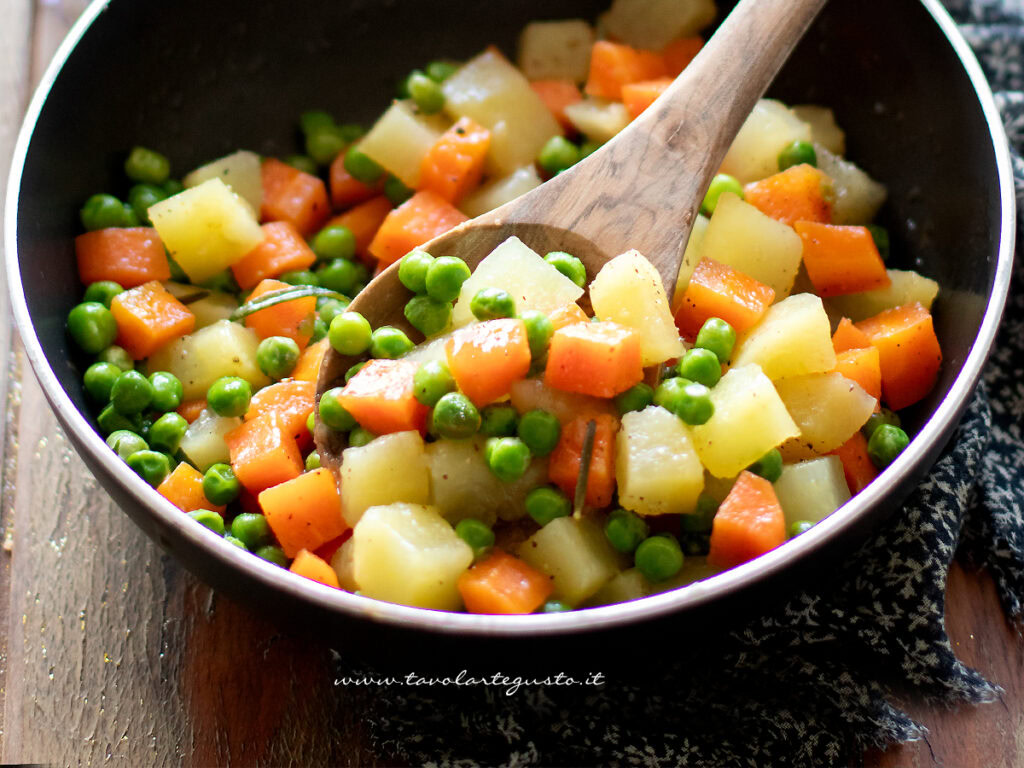 patate piselli e carote in padella